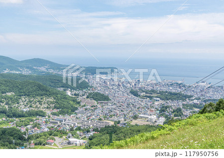 北海道小樽市　夏の北海道　小樽天狗山展望台から望む人気の観光地　小樽の街並み 117950756
