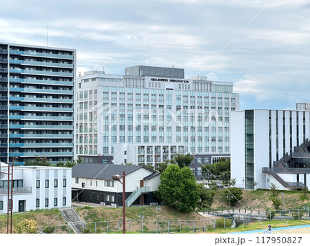 大阪出入国在留管理局（写真中央。大阪市住之江区南港北） 117950827