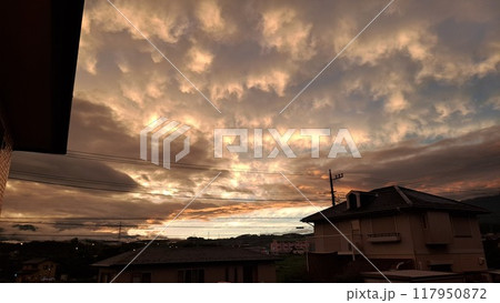 住宅街の中にある夕焼け空 117950872