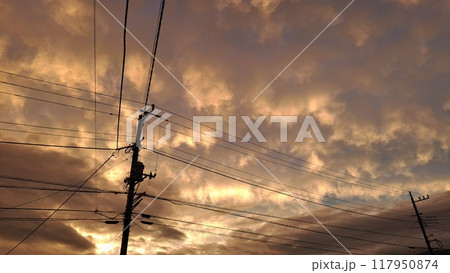 雲の多い日の夕焼け 117950874