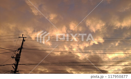 夕焼けに染まる空 117950877
