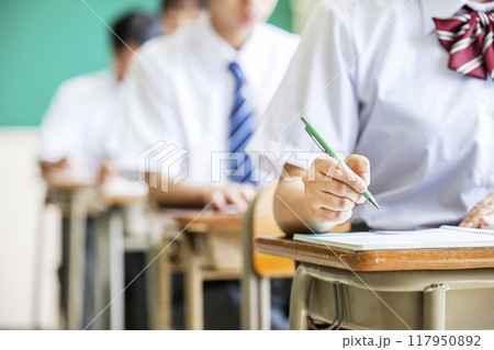 授業を受ける女子高生の手元 117950892