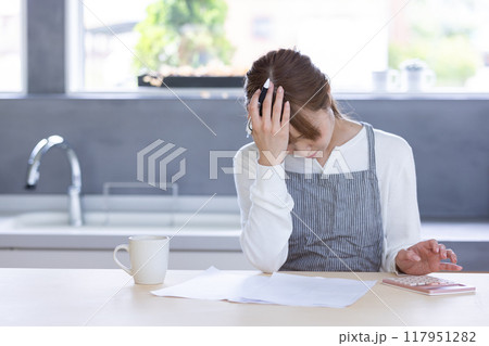 家計に悩む主婦 managing household finances 家計に悩む主婦 managing household finances 117951282