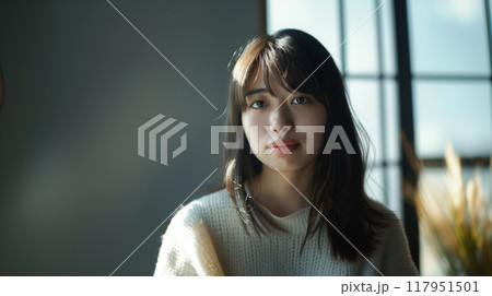 哀愁の漂う若い日本人女性のポートレート 117951501