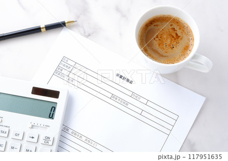 新規事業の立ち上げに先立ち、コーヒーを飲みながら、事業計画書を作成している起業家のイメージ 新規事業の立ち上げに先立ち、コーヒーを飲みながら、事業計画書を作成している起業家のイメージ 117951635