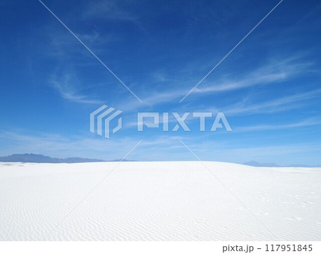 アメリカの白い砂丘と青空 117951845