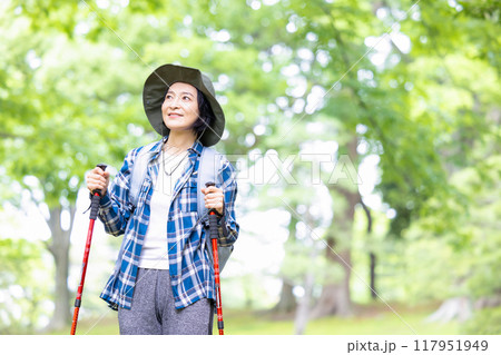 ハイキングを楽しむミドル女性 117951949