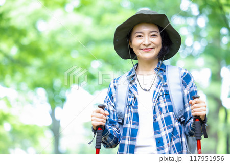 ハイキングを楽しむミドル女性 117951956