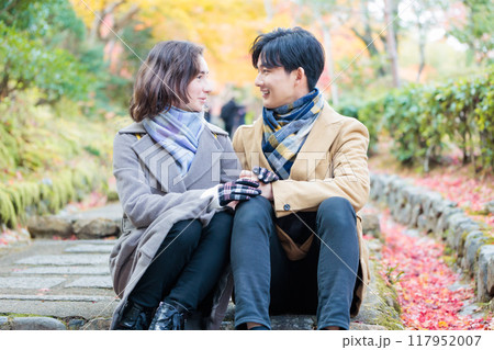 秋の紅葉イメージ　見つめ合うカップル 117952007