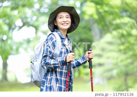 ハイキングを楽しむミドル女性 117952116