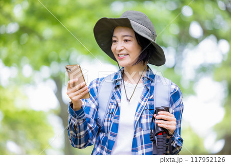 ハイキング スマホを見ている女性 ハイキング スマホを見ている女性 117952126