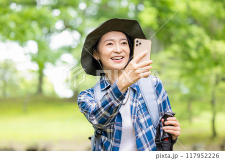 ハイキング　スマホで写真を撮影している女性 117952226