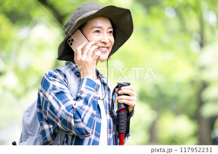 ハイキング　スマホで通話をしている女性 117952231