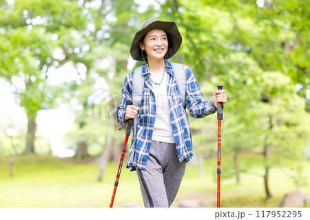ハイキングを楽しむミドル女性 117952295