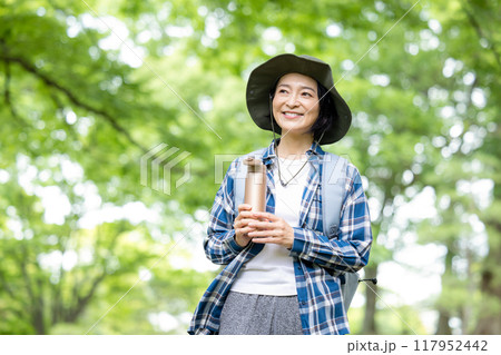 ハイキング　水筒で飲み物を飲む女性 117952442