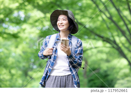 ハイキング スマホを見ている女性 ハイキング スマホを見ている女性 117952661