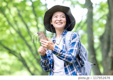 ハイキング　スマホを見ている女性 117952676