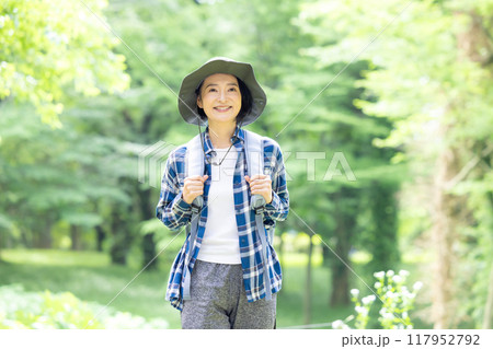 ハイキングを楽しむミドル女性 117952792