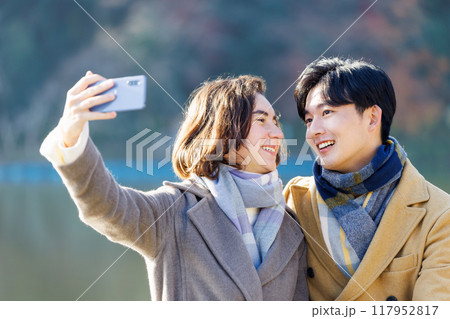 観光を楽しむ若いカップル 観光を楽しむ若いカップル 117952817