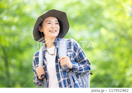 ハイキングを楽しむミドル女性 117952962