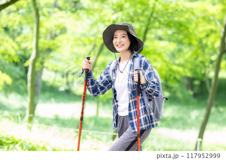 ハイキングを楽しむミドル女性 117952999