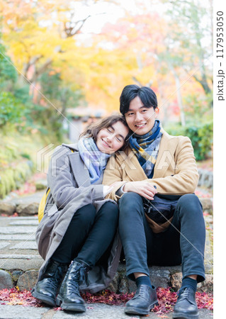 若いカップル 秋の紅葉イメージ 若いカップル 秋の紅葉イメージ 117953050