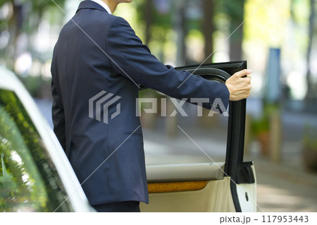 運転するスーツの若い男性 117953443