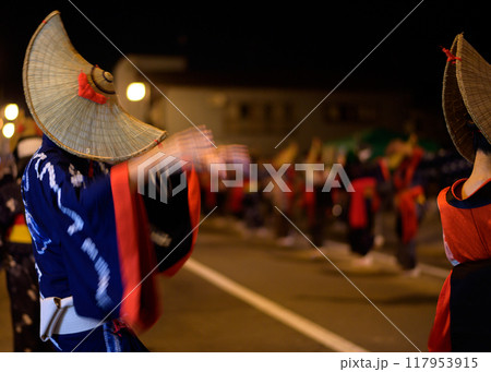 西馬音内盆踊り　藍染浴衣と編み笠の男性　2024年　秋田県 117953915