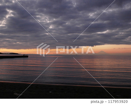 北条海岸の夕暮れ (千葉県館山市) 北条海岸の夕暮れ (千葉県館山市) 117953920