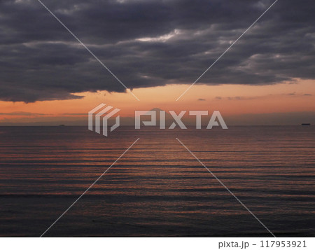 北条海岸の夕暮れ (千葉県館山市) 北条海岸の夕暮れ (千葉県館山市) 117953921
