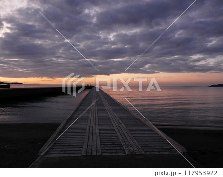 北条海岸の夕暮れ　（千葉県館山市） 117953922