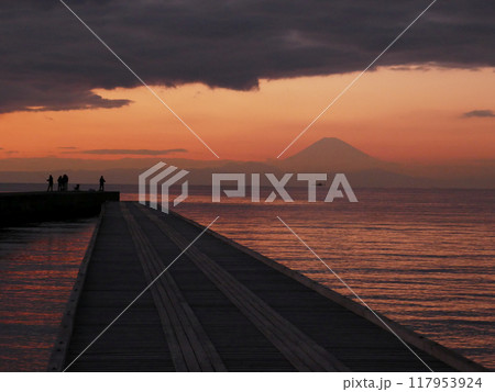 北条海岸の夕暮れ (千葉県館山市) 北条海岸の夕暮れ (千葉県館山市) 117953924