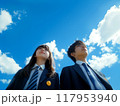 青空の下の高校生男女 117953940