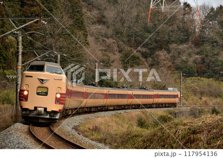 福知山線を走る381系特急こうのとり6両 117954136