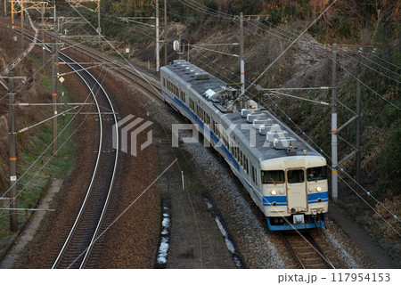 旧北陸本線を走る413系普通電車3両 旧北陸本線を走る413系普通電車3両 117954153