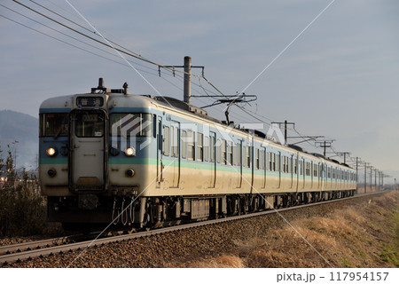 旧信越線を走る115系普通電車6両 117954157