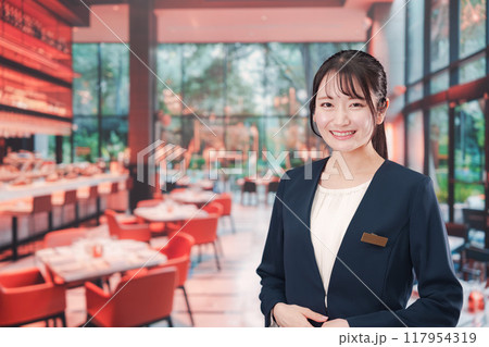 レストランで働く若い女性 117954319