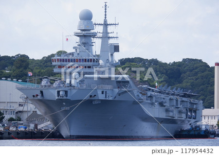 横須賀基地に停泊するイタリア海軍空母カヴール 117954432