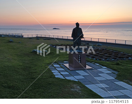 宗谷岬の間宮林蔵の立像の夕焼けの空撮 117954515