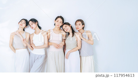 ナチュラルメイクのミドル女性グループの美容イメージ 117954613