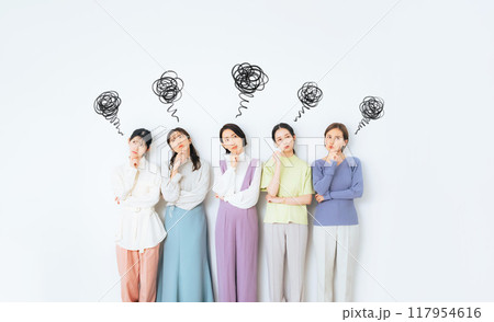 ストレスを感じるナチュラルカラーの衣装を着たミドル女性グループ 117954616