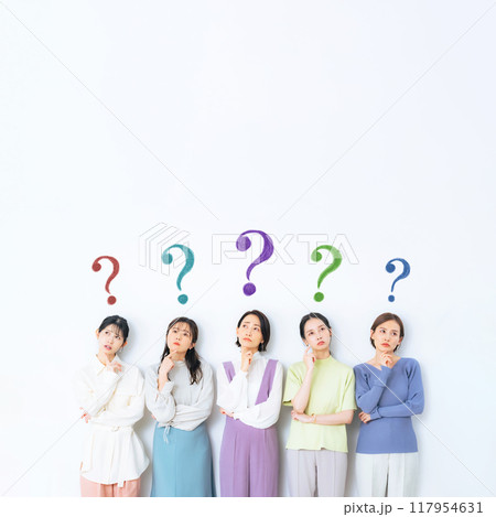 悩むカジュアルファッションのミドル女性グループ 117954631