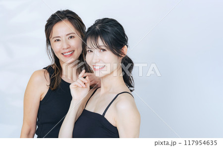 二人のミドル女性の美容イメージ スキンケア コスメ 二人のミドル女性の美容イメージ スキンケア コスメ 117954635