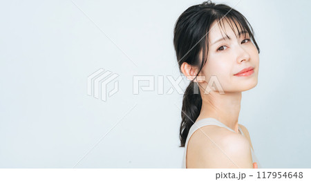 ナチュラルメイクの女性の美容イメージ 117954648
