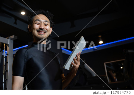 タブレットを持つスポーツトレーナーのイメージ男性 117954770