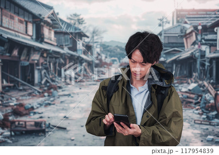 地震で被災した男性 117954839