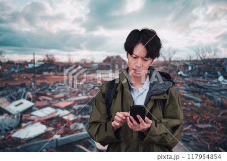 地震で被災した男性 117954854