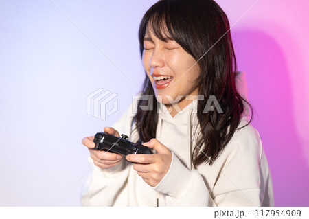白パーカーを着た若い女性ポートレート(ゲーム、コントローラー) 白パーカーを着た若い女性ポートレート(ゲーム、コントローラー) 117954909