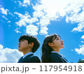 青空の下の高校生の男女 117954918