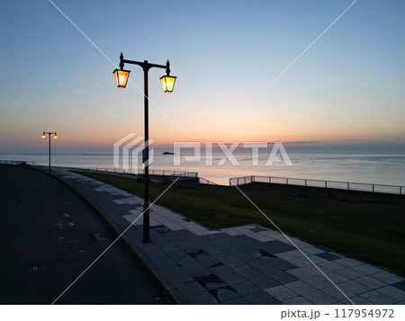 夕暮れの誰もいない宗谷岬海岸の空撮 夕暮れの誰もいない宗谷岬海岸の空撮 117954972